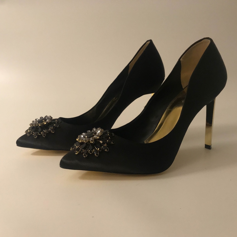 NEW Ted Baker London black satin pumps with Broach